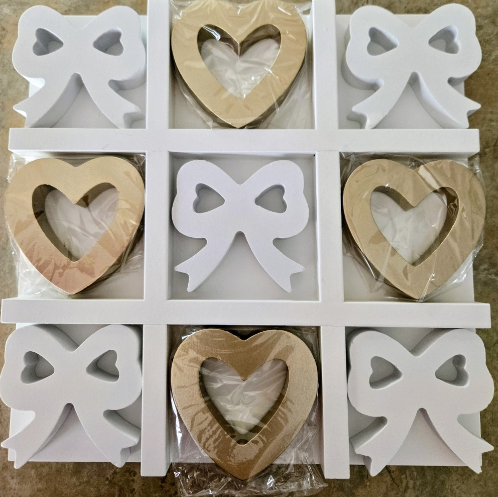 🎀 NWOT New Wooden Bows & Hearts Tic-Tac-Toe Board Game! White & Gold 🎀